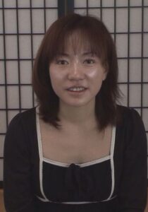 おっとりし過ぎて婚期を逃した美人熟女！エッチもさぞかしおとなしいかと思いきや喉奥まで咥える絶品技を披露！ガッツリ立たせて中出しセックス！